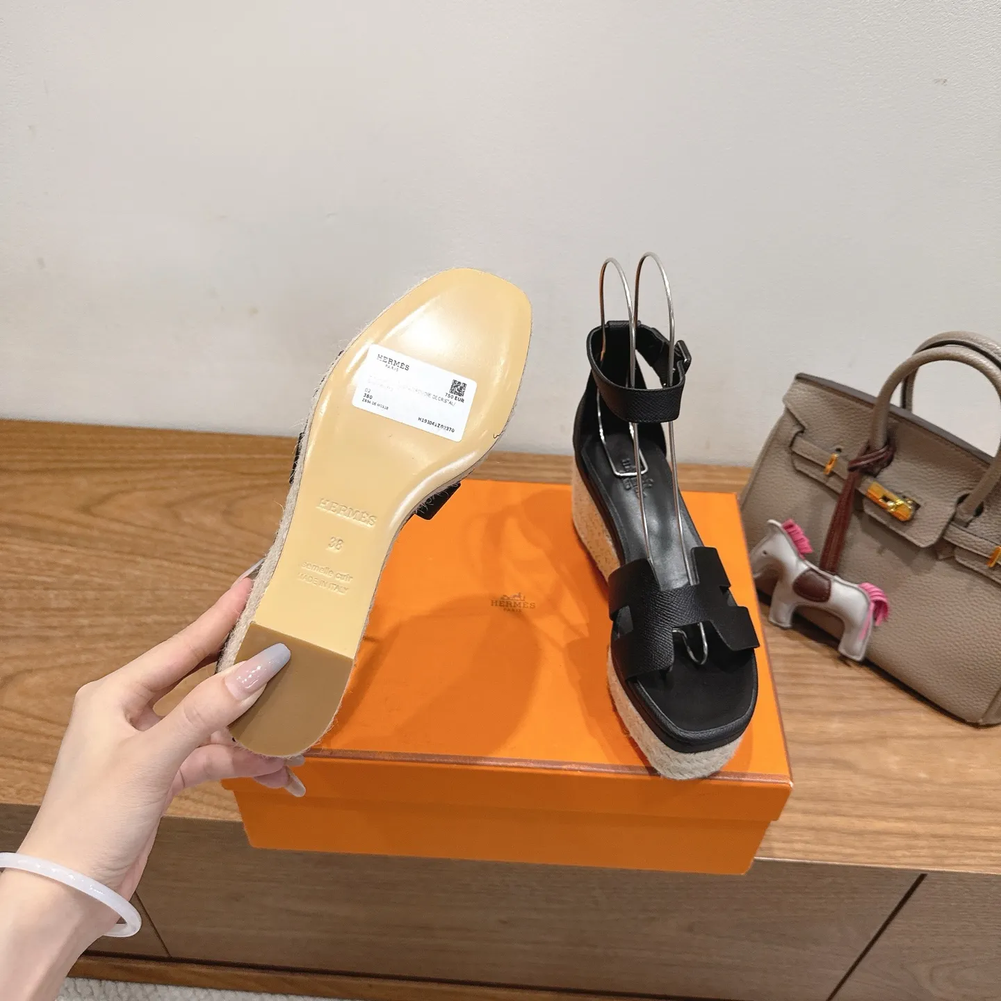 👟👟Ex-factory price 720👟👟 Hermes... a Eclair 2025 new color + popular series, the version is super positive, with a certain thickness, which makes the legs longer! Breathable, comfortable calfskin, spring and summer color matching, this item is both beautiful and comfortable! Channel supply code size: 35-39 can be ordered as 40.41 with airplane box ➕20